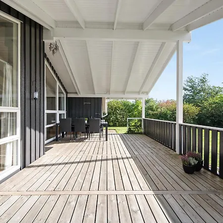 Stunning Home In Juelsminde With Wifi *